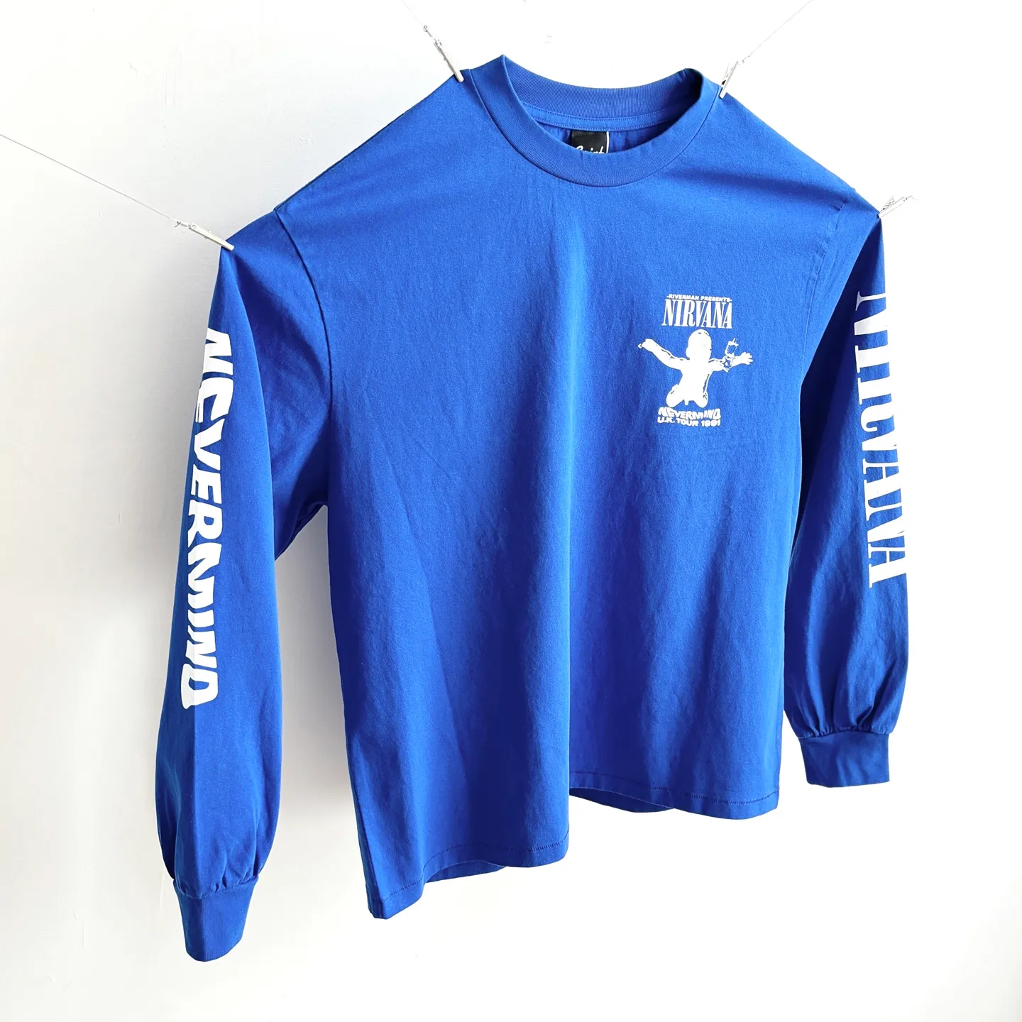 P158 # CTS-103 Nirvana Band Nevermind Special Tour Limited Long Sleeve Original washed 280g heavyweight fabric Retro single-stitch sky-and-ground stitching Heavy Assute fermentation mill washing water American thermosetting ink printing Size: S M L After the show, Kurt formally proposed to Courtney, the lead singer of The Hole band, behind the scenes, leaving behind this historic photo. The entire dress was made using the most common and complex single-needle sewing process (commonly known as the single-thread heaven-and-earth stitch) found in retro Vintage brands such as Saint Michael.